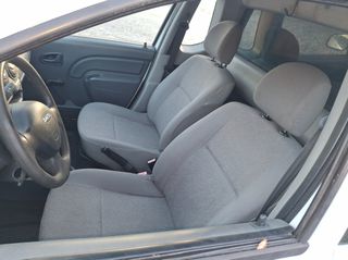 Dacia Logan Pick-Up 2010-thumb-12