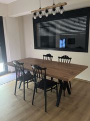 τραπεζαρία με 4 καρέκλες