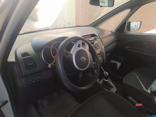 Kia Venga 2012-thumb-7