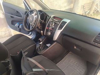 Kia Venga 2012-thumb-8