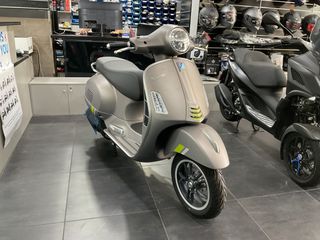 Vespa GTS Super Tech 125 2026-thumb-3