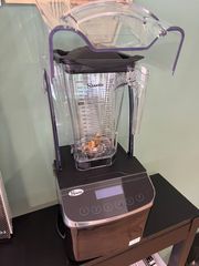 Επαγγελματικό Μπλέντερ , Χωρητικότητα: 1,4 L Τροφοδοσία: Ρεύμα (1 Ph) , Ισχύς: 1000 W Τάση: 220 - 240 V , Συχνότητα: 50 - 60 Hz , Καθαρό βάρος: 9,4 Kg , Διαστάσεις: 20 x 24,7 x 44,1 cm