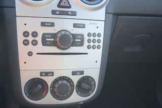 Opel Corsa 2011-thumb-11