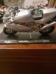 Συλλεκτική μηχανή μινιατούρα DUKATI SUPERSPORT 900FE σε άψογη κατάσταση.