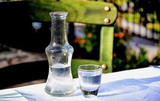ΡΑΚΙ 3.50 ευρώ / Τσίπουρο Μοσχάτο 4.50 ευρώ