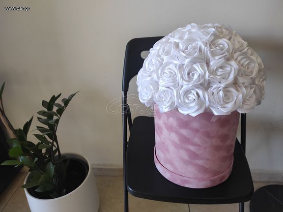 Ανθοδέσμη από λευκά σατέν τριαντάφυλλα σε κουτί