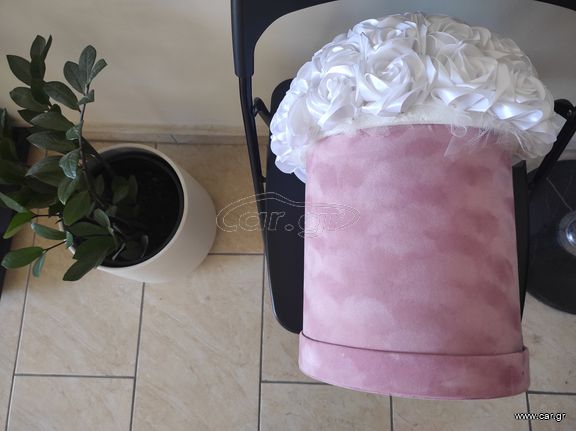 Ανθοδέσμη από λευκά σατέν τριαντάφυλλα σε κουτί-thumb-1