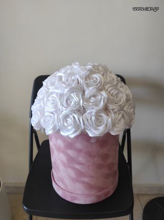 Ανθοδέσμη από λευκά σατέν τριαντάφυλλα σε κουτί-thumb-4