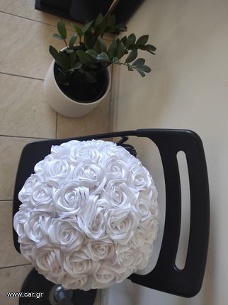 Ανθοδέσμη από λευκά σατέν τριαντάφυλλα σε κουτί-thumb-5