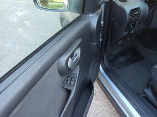 Opel Corsa 2004-thumb-18