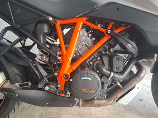 KTM 1290 Super Duke GT 2016-thumb-14
