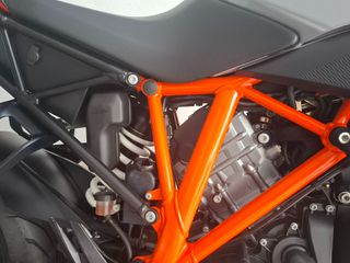 KTM 1290 Super Duke GT 2016-thumb-15