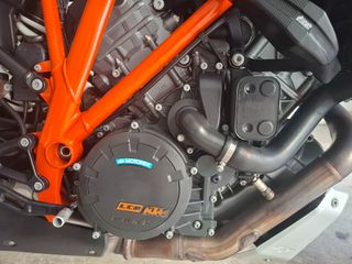 KTM 1290 Super Duke GT 2016-thumb-16