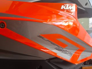 KTM 1290 Super Duke GT 2016-thumb-21