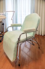 Πολυθρόνα Αισθητικής σε άριστη  κατάσταση μαζί με κάλυμμα    κλειστή(0,75Χ0,60) ανοιχτή(μήκος 1,75)