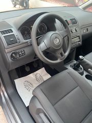 Volkswagen Touran 2011-thumb-16