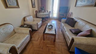 Τριθέσιος καναπές-κρεββάτι,  2 πολυθρόνες και τραπεζάκι