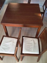 Τραπεζαρία (1 τραπέζι και 4 καρέκλες) σε άριστη κατάσταση