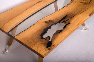 Τραπέζι σαλονιού με ξύλο δρυός και εποξική ρητίνη (υγρό γυαλί)