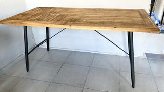 Industrial ξύλινο τραπέζι με μεταλλική βάση