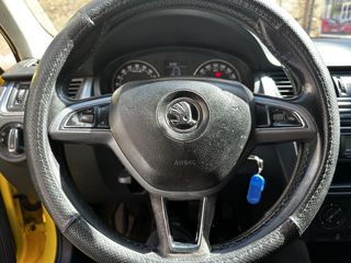 Skoda Rapid 2014-thumb-12