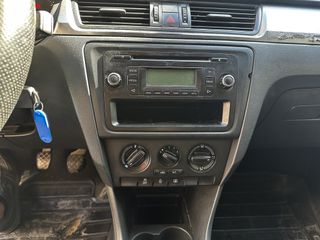 Skoda Rapid 2014-thumb-16