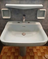 Είδη υγιεινής Ideal  Stadard  με άριστη πορσελάνη - Νιπτήρα κολώνα , Λεκάνη  πισωστόμια  , διάφορα  αξεσουάρ- ελαφρώς μεταχειρισμένα, σε χρώμα Σιέλ :