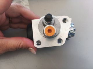 ΚΥΛΙΝΔΡΑΚΙ-TOYOTA/HILUX RN20-25 RN30-40 RH20 HIACE ΕΜΠΡΟΣ ΤΡΟΧΟΥ ΚΑΤΩ ΔΕΞΙΟ :