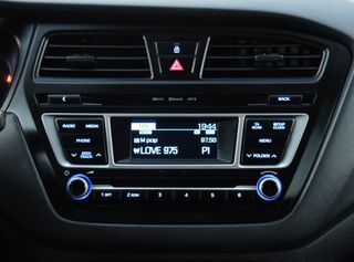 Hyundai i 20 2018 1.200cc 85Hp  BLACK LINE - BLUETOOTH - ZANTEΣ 15''-thumb-11