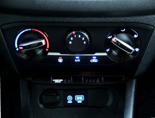 Hyundai i 20 2018 1.200cc 85Hp  BLACK LINE - BLUETOOTH - ZANTEΣ 15''-thumb-12