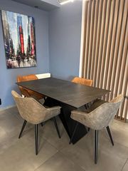 Μοντέρνο τραπέζι με κεραμική επιφάνεια και επεκτεινόμενο με τέσσερις καρέκλες