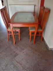 ΤΡΑΠΕΖΑΡΙΑ ΜΕ 4  ΚΑΡΕΚΛΕΣ