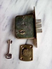 ΚΛΕΙΔΑΡΙΑ --ΤΡΙΑΙΝΑ ΜΕ ΕΝΑ ΚΛΕΙΔΙ--