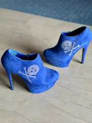 Μποτάκια μπλε σουέντ με rock glam διακόσμηση από strass