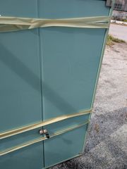 Βιτρίνα με γυάλινες πόρτες και κλειδαριά