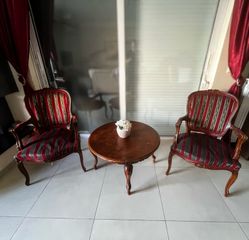 Vintage χειροποίητες καρέκλες & 2 μασίφ τραπεζάκια – μοναδικά κομμάτια