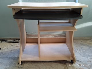 Γραφείο υπολογιστή με χώρους αποθήκευσης