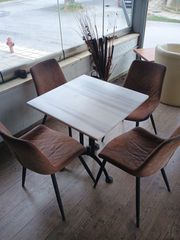 Μαρμάρινο τραπέζι με δερμάτινες καρέκλες