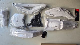 ΠΛΗΡΕΣ ΣΕΤ ΠΛΑΣΤΙΚΩΝ ΓΙΑ HUSQVARNA CR 125 - WR 125 - TC 250 - TXC 250R - TC 310 - TXC 310R & ΣΕΤ ΑΥΤΟΚΟΛΛΗΤΑ