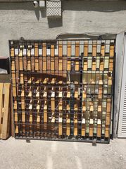 Σιδερένια κατασκευή με πτυσσόμενα ράφια