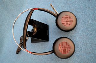 Plantronics Voyager Focus UC Wireless On Ear Multimedia Headphone with Microphone Bluetooth / USB-A. Άχρησιμοποιείται. Άψογο.