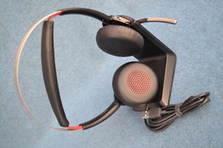 Plantronics Voyager Focus UC Wireless On Ear Multimedia Headphone with Microphone Bluetooth / USB-A.   Άχρησιμοποιείται.  Άψογο.