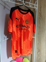 φανέλα Manchester City με όνομα HAALAND και το νούμερο 9 στο πίσω μέρος.