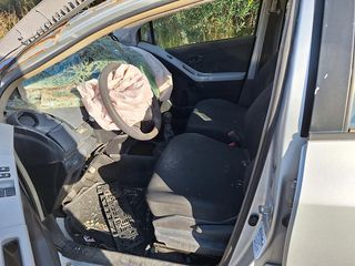 Toyota Yaris 2011-thumb-6