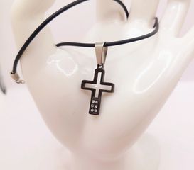 Κολιέ Σταυρός με Strass και μαύρο κορδόνι καουτσούκ Α9016 ΤΙΜΗ 25 ΕΥΡΩ