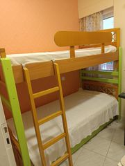 Κουκέτα με τρία κρεβάτια, σετ με βιβλιοθήκη και δύο γραφεία