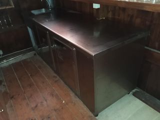 Πωλείται ψυγείο πάγκος inox με ενσωματωμένο νεροχύτη και βρύση