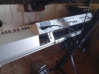 Πωλείται korg m3 73
