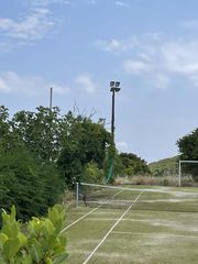 Πωλούνται συνθετικός χλοοτάπητας 850 τμ και 2 προβολείς γηπέδου