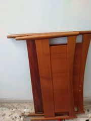 Κρεβάτι μονό από ξύλο καλής ποιότητας.